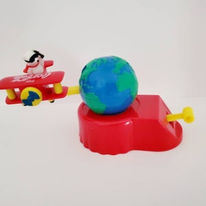 vintage Burger King - Coca Cola Wind-up Polar Bear in Airplane - Voler autour du globe