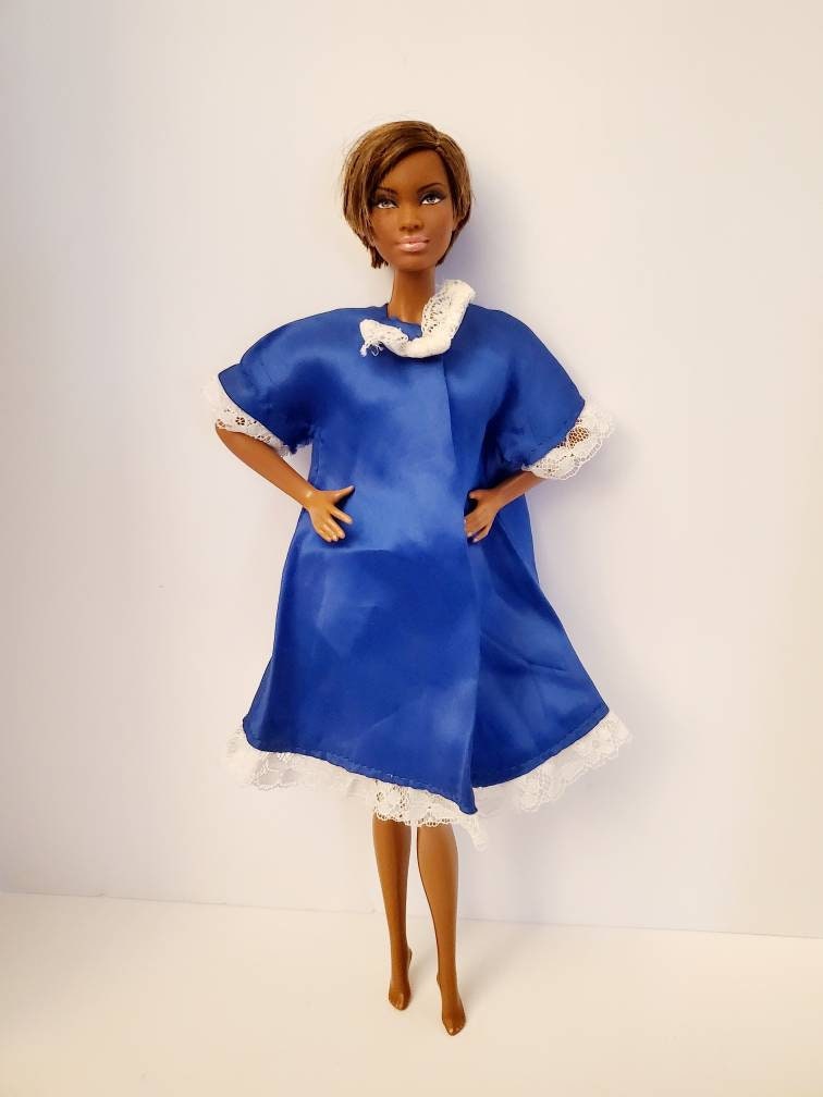 MATTEL: ROBE BARBIE TENDANCE BLEUE AVEC PAPILLONS ET CHEVEUX NOIRS - JOUETS  DIVERS - Vendiloshop