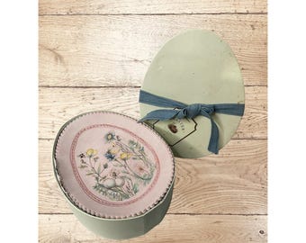 Platos de Pascua grandes de Pottery Barn con forma de huevo, color rosa y borde con cuentas, con diseño floral primaveral.