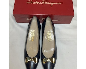 Salvatore Ferragamo Rarita Pumps Size 10 AA Navy Calfskin Gold Metal Bows Italy