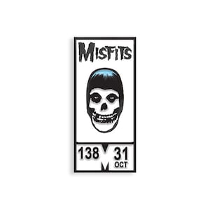 Puede incluir: Pin de esmalte negro y blanco con el logotipo de Misfits, una calavera con un mohawk azul y el texto "138 31 OCT".