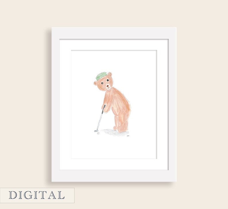 Puede incluir: Una ilustraci&oacute;n de acuarela de un oso marr&oacute;n con un sombrero a cuadros verde y blanco, sosteniendo un palo de golf y de pie en un campo de golf.