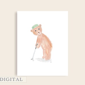Puede incluir: Una ilustraci&oacute;n de acuarela de un oso marr&oacute;n con un sombrero de cuadros verde y blanco, sosteniendo un palo de golf y de pie en un campo de golf.