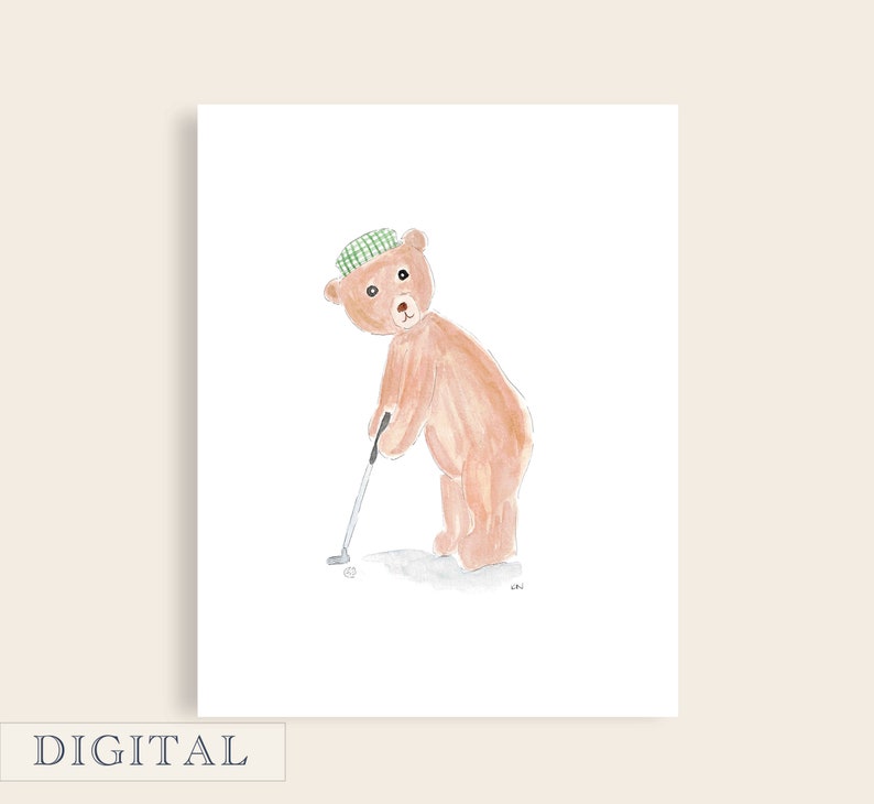 Puede incluir: Una ilustraci&oacute;n de acuarela de un oso marr&oacute;n con un sombrero de cuadros verde y blanco, sosteniendo un palo de golf y de pie en un campo de golf.