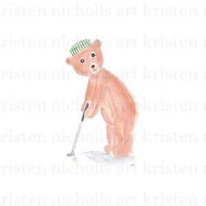 Puede incluir: Un oso de peluche marr&oacute;n que lleva un sombrero de cuadros verde y blanco est&aacute; sosteniendo un palo de golf y est&aacute; a punto de hacer un swing. El oso est&aacute; de pie sobre un fondo blanco.