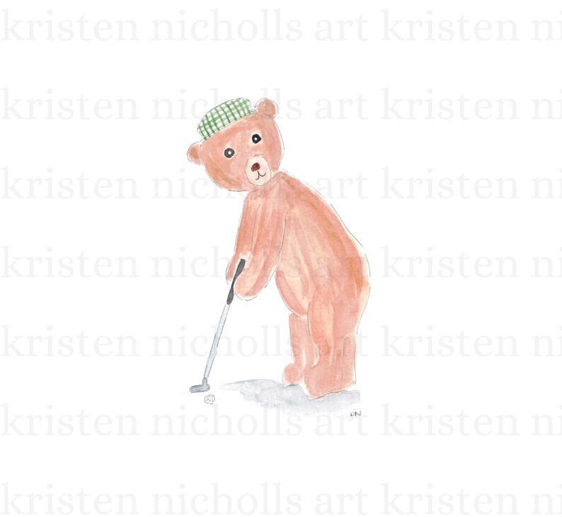 Puede incluir: Un oso de peluche marr&oacute;n que lleva un sombrero de cuadros verde y blanco est&aacute; sosteniendo un palo de golf y est&aacute; a punto de hacer un swing. El oso est&aacute; de pie sobre un fondo blanco.