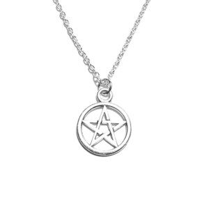 Puede incluir: Un collar de cadena de plata con un colgante de plata con un diseño de pentagrama.
