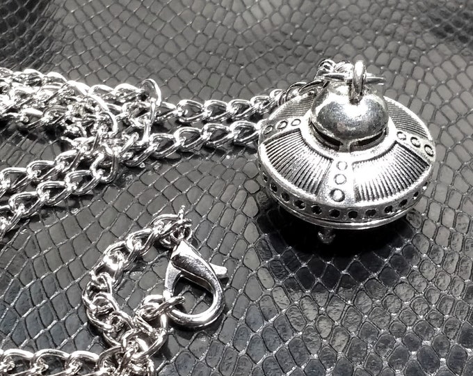 UFO Necklace/UFO Keychain/Spacecraft Necklace/Galaxy Necklace/Alien Jewelry/Aliens/Flying Saucer/Flying Object/Alien Spaceship Keychain