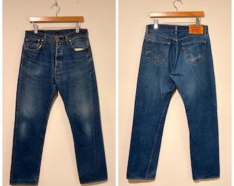 Jeans Levi's 501, pantaloni in denim con chiusura a bottoni e linguetta rossa, taglia 32, codice 541684.