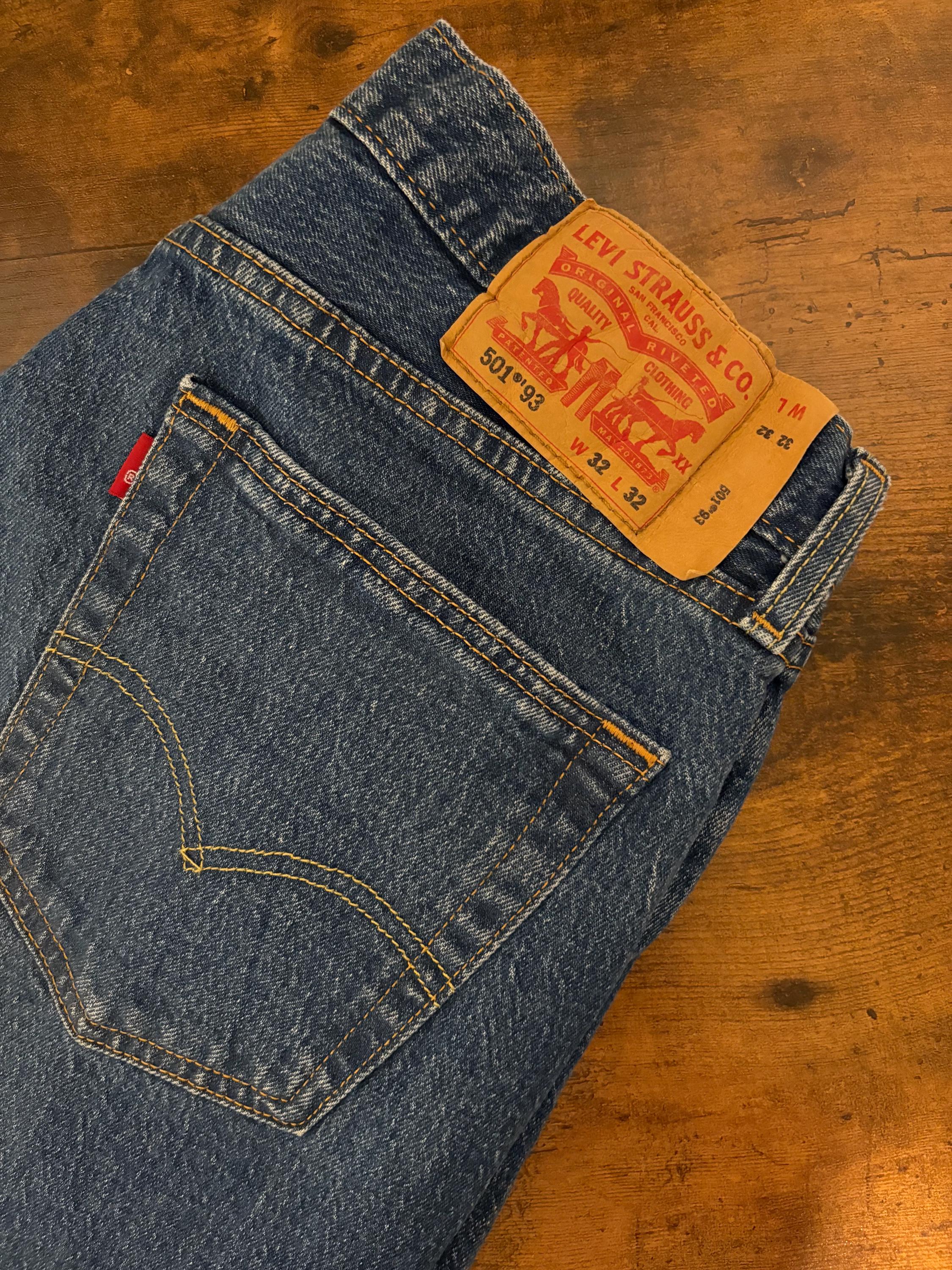 古いリーバイス501ジーンズ、デニムパンツ、ボタンフライ、赤タブ