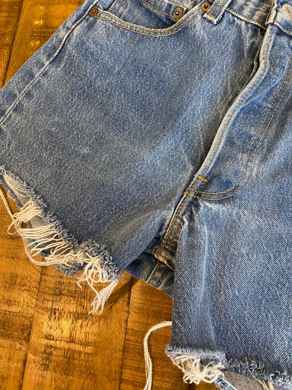 90s vintage levis 501 cut off denim shorts jeans … - image 6
