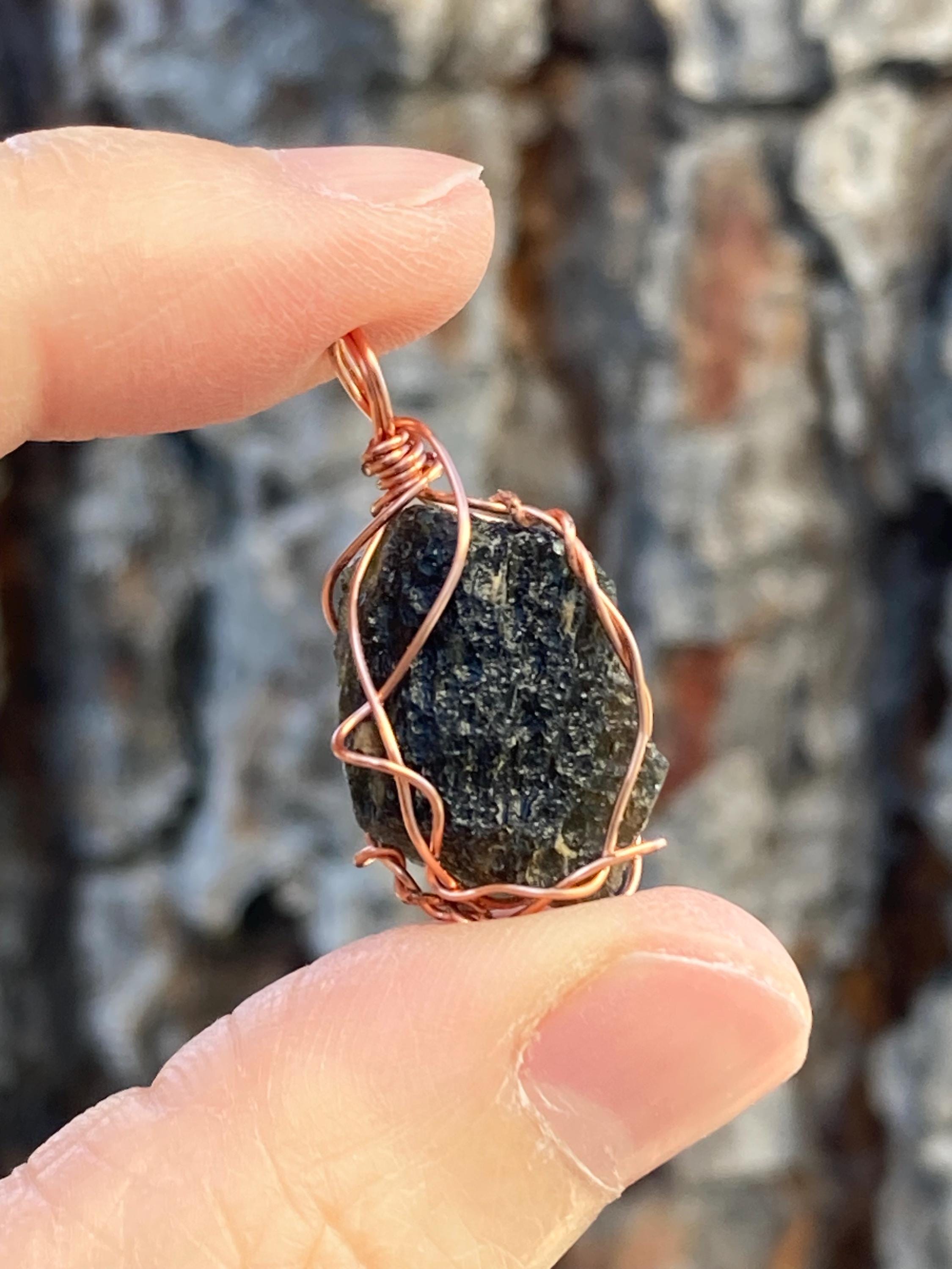 2.5g モルダバイト ワイヤーラップペンダント | 天然モルダバイト原石