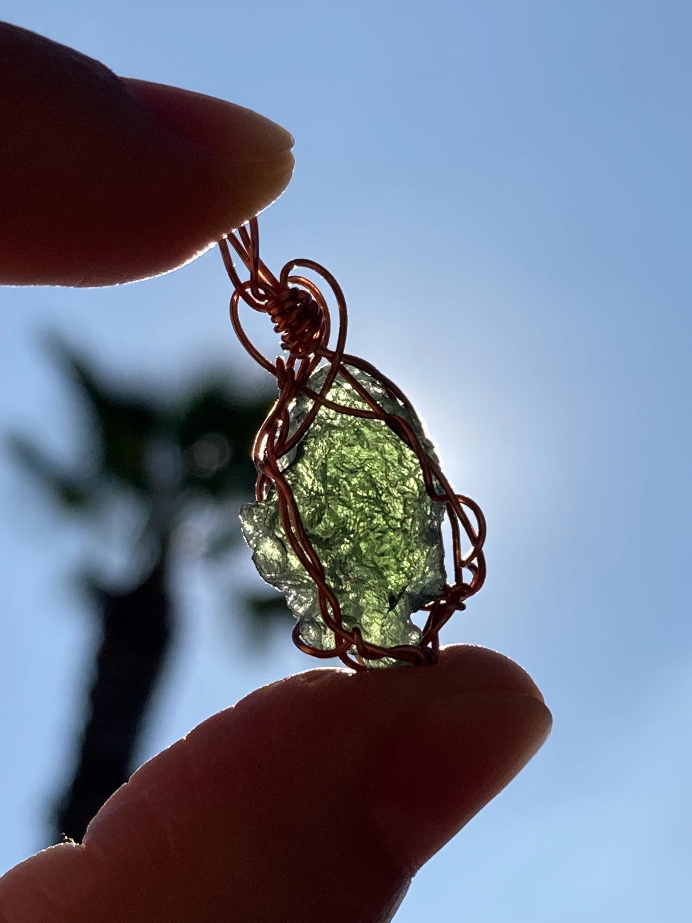 1.7g モルダバイト ワイヤーラップペンダント | 天然モルダバイト原石