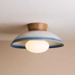 Lámpara de techo empotrada Dawn azul y blanca en cerámica y roble.
