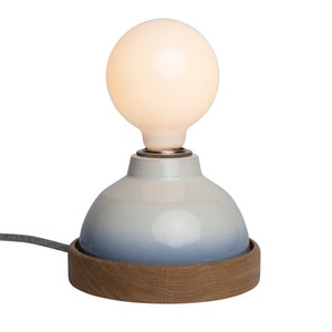 Niebiesko-biała lampa stołowa Sennen z ceramiki i dębu