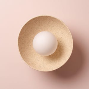 Aplique de pared Dawn pequeño en cerámica y roble, color crema moteado mate
