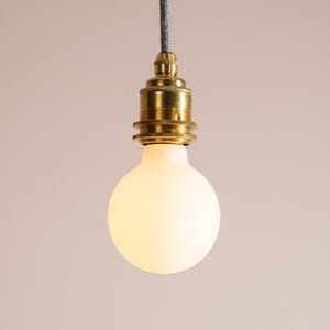 Messing/nikkel hanglamp met linnen kabel en eiken plafondrozet