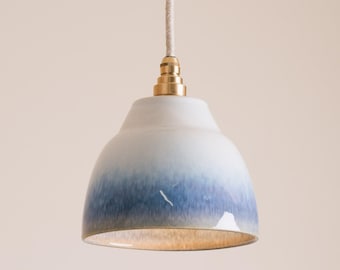 Niebiesko-biała lampa wisząca Small Element z ceramiki i mosiądzu/niklu