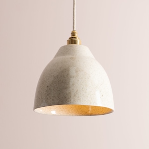 Gespikkelde crèmekleurige hoogglans hanglamp van keramiek en messing/nikkel