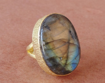 Anillo de labradorita natural ovalada con bisel chapado en oro de 18 quilates.