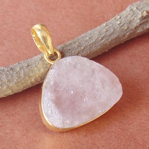 Collana placcata in oro 18 carati, collana in quarzo rosa, collana Love Stone, ciondolo con pietra preziosa grezza, ciondolo alla moda, idee regalo di Natale