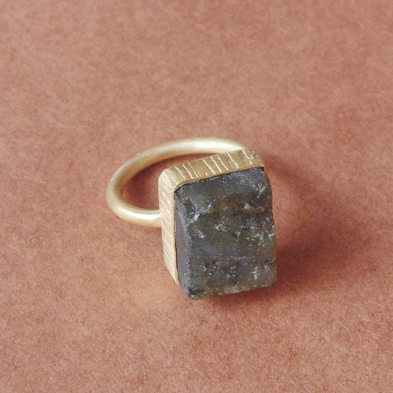 Matte Gold Plated Ring, Natural Labradorite Ring, Bezel Set Ring, Gemstone Stacking Ring, Elegant Fashion Jewelry, Unique Gift Jewelry zdjęcie 2