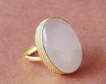 Anillo de cuarzo rosa chapado en oro de 18 quilates: anillo ovalado llamativo