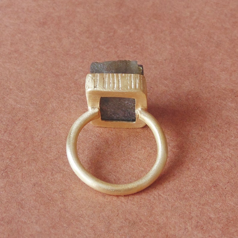 Matte Gold Plated Ring, Natural Labradorite Ring, Bezel Set Ring, Gemstone Stacking Ring, Elegant Fashion Jewelry, Unique Gift Jewelry zdjęcie 5