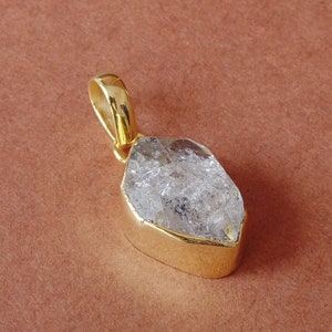 Pingente de diamante Herkimer feito à mão: joia com moldura banhada a ouro