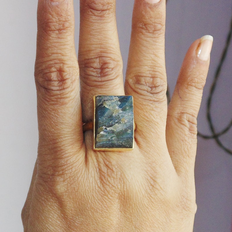 Matte Gold Plated Ring, Natural Labradorite Ring, Bezel Set Ring, Gemstone Stacking Ring, Elegant Fashion Jewelry, Unique Gift Jewelry zdjęcie 4