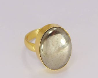 Bague en plaqué or, bague en pyrite dorée, bague en or imbécile, bague en pierre métallique, bague serti clos, bague de tous les jours, bague de forme ovale, bague tendance