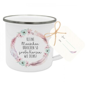 Puede incluir: Taza de esmalte blanco con un dise&ntilde;o de corona floral y el texto "Kleine Menschen brauchen so gro&szlig;e Herzen wie Deins!"  Una peque&ntilde;a etiqueta blanca est&aacute; unida al asa con el texto "F&uuml;r von"