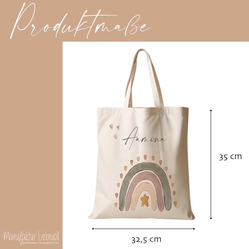 Peut inclure: Un sac fourre-tout en toile blanche avec un motif arc-en-ciel dans des tons de rose, vert et beige. Le sac porte le nom "Amina" &eacute;crit en cursive sur le devant. Le sac mesure 32,5 cm de large et 35 cm de haut.