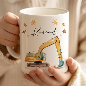 Personlig mugg för barn - Grävmaskinsdesign - Byggarbetsplatsdesign - Keramisk mugg för pojkar - Namn på byggfordon - Kärleksfullt tillverkad