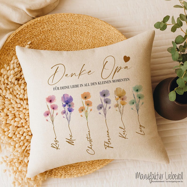 May include: A beige square pillow with the words "Danke Opa" and "F&Uuml;R DEINE LIEBE IN ALL DEN KLEINEN MOMENTEN" in brown script. Below are watercolor flowers with names: Rosa, Max, Christine, Florian, Karl, and Lucy.