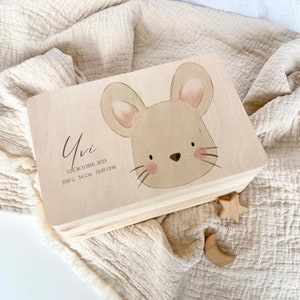 Peut inclure: Une boîte à souvenirs en bois avec une illustration de souris et le texte "Yvi 12. Oktober 2023 3110 g 54 cm 15:45 Uhr".