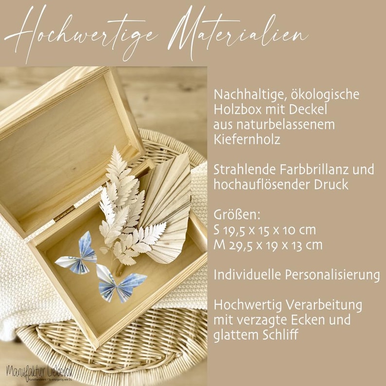 May include: A wooden box with a lid, made from natural pinewood. The box is open and contains a decorative arrangement of dried palm leaves and paper butterflies. The box is available in two sizes: small (19.5 x 15 x 10 cm) and medium (29.5 x 19 x 13 cm). The text "Hochwertige Materialien" is visible at the top of the image.