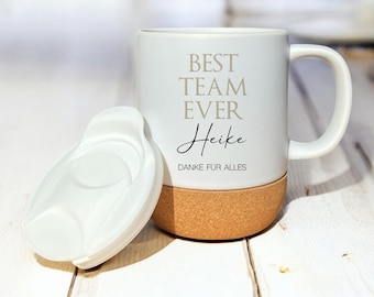 Pode incluir: Caneca de cerâmica branca com fundo de cortiça. A caneca tem o texto "Best Team Ever" e o nome "Heike" escrito em itálico. O texto "Danke fur alles" está escrito abaixo do nome.