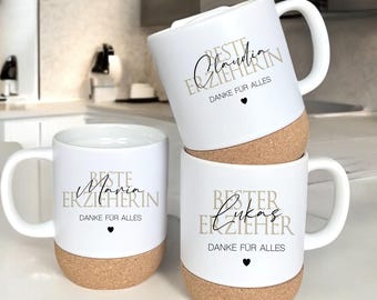 May include: White ceramic mugs with cork bases are stacked. Each mug has a different name printed in a stylish font, with the words "BESTE ERZIEHERIN" or "BESTER ERZIEHER" and "DANKE FÜR ALLES" printed below, along with a small black heart.
