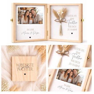 May include: A wooden photo frame with a family photo and dried flowers. The frame is divided into two sections, one with a photo and text that reads "IN LIEBE Mama & Papa". The other section has text that reads "GLÜCK IST, EINE Tochter WIE DICH ZU HABEN!"