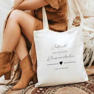 Può includere: Borsa tote bianca con testo nero che recita "Vielleicht sind das eure Klassenarbeiten Frau Schneider" con un piccolo cuore nero.