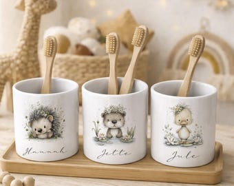 Personalisierter Zahnputzbecher Kind mit Namen | Keramik Becher für Kinder | Geschenk Schulanfang Kindergarten Geburtstag | Motiv Igel Otter