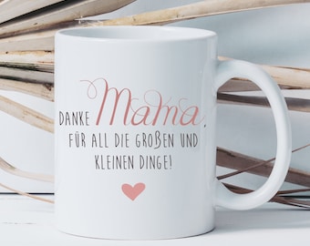 Könnte beinhalten: Weiße Keramiktasse mit einem rosa Herz und dem Text "Danke Mama, für all die großen und kleinen Dinge!"