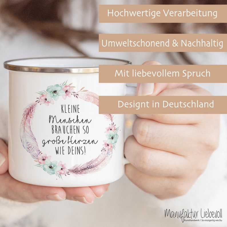 Puede incluir: Taza de esmalte blanco con un dise&ntilde;o floral y el texto "KLEINE Menschen BRAUCHEN SO gro&szlig;e Herzen WIE DEINS!" La taza tiene un borde plateado y est&aacute; siendo sostenida por una mano.