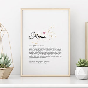 Può includere: Un design di arte da parete stampabile con uno sfondo bianco e oro e un cuore rosa. Il testo recita "Mama" in un carattere decorativo e include una definizione della parola in tedesco.