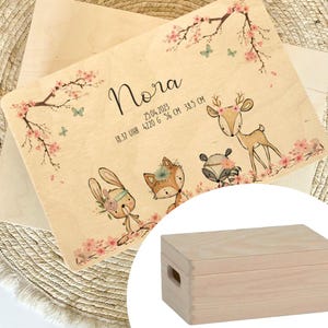 May include: A wooden box with a floral design and the name "Nora" on it. The box also includes the date "25.04.2023", the time "18:37 Uhr", the weight "4220 g", the length "56 cm", and the height "38.5 cm".