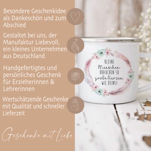 Puede incluir: Taza de esmalte blanco con un dise&ntilde;o de corona floral y el texto "KLEINE Menschen BRAUCHEN SO gro&szlig;e Herzen WIE DEINS!"  La taza es una idea de regalo para maestros o educadores.
