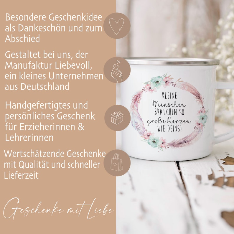 Puede incluir: Taza de esmalte blanco con un dise&ntilde;o de corona floral y el texto "KLEINE Menschen BRAUCHEN SO gro&szlig;e Herzen WIE DEINS!"  La taza es una idea de regalo para maestros o educadores.