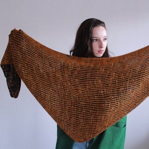 Bathwick DK shawl knitting pattern with brioche stitch