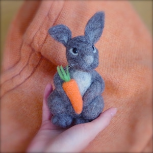 Grauer Hase mit Möhre Spielzeug Grauer Hase